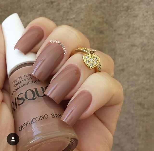 Unhas nude com brilho discreto