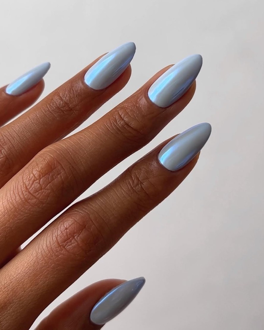 Do Cromado ao Cat-Eye: Os Acabamentos Mais Desejados para Suas Unhas no Inverno