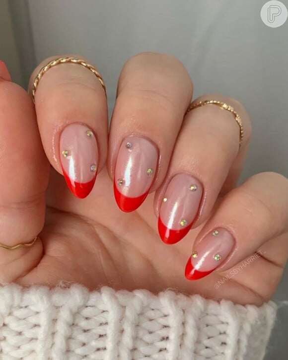 Unhas vermelhas minimalistas: ideias para o dia a dia
