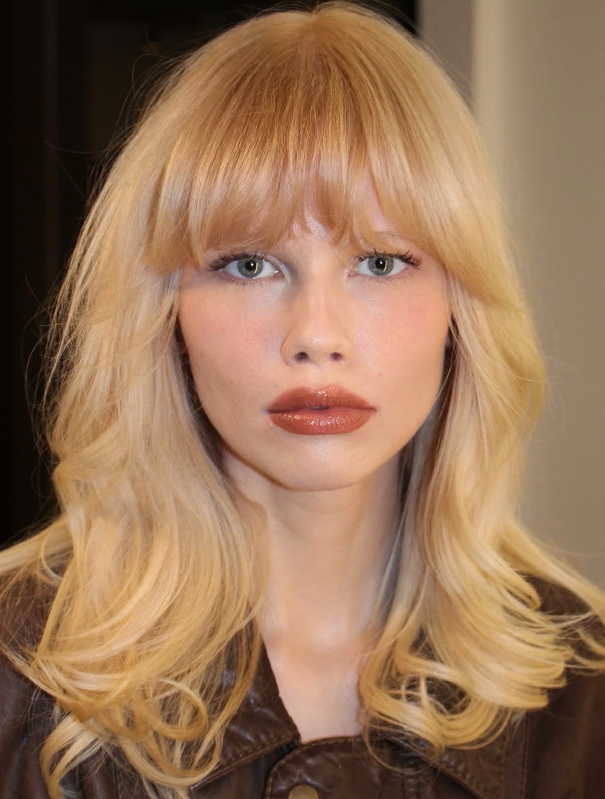 5 ideias de títulos:
1. Cortes em V para Cabelos Loiros: Tendências e Estilos para 2026
2. Descubra as Cores de Loiro que Vão Dominar 2026
3. Guia Completo: Como Manter Seu Cabelo Loiro Saudável e Vibrante
4. Do Loiro Manteiga ao Caramelo: As Tonalidades Mais Pedidas
5. Cortes Masculinos em V: O Poder do Loiro Pivete