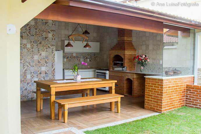 varanda gourmet com churrasqueira e forno de pizza
