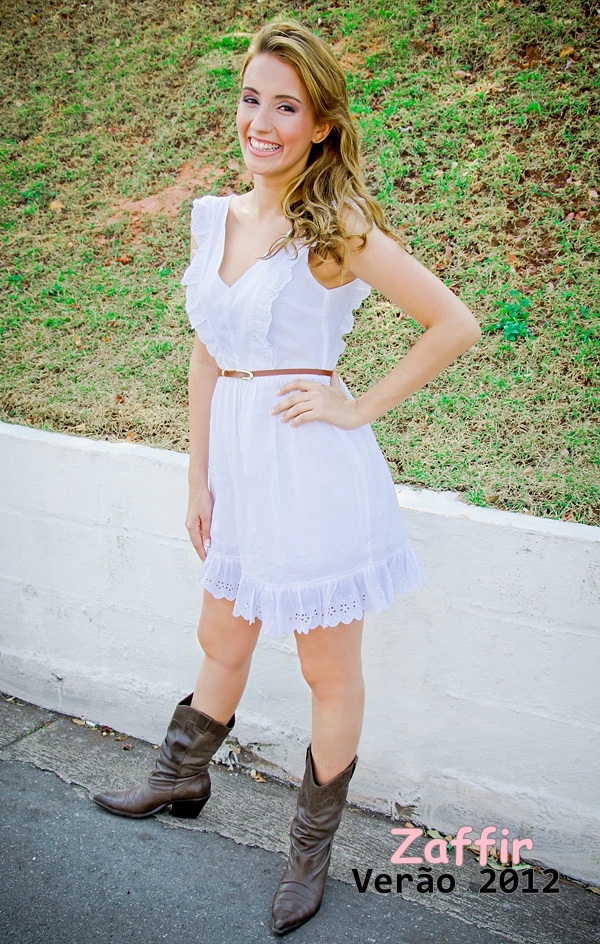 Monocromia e Terceira Peça: Dicas para Combinar Vestido e Bota