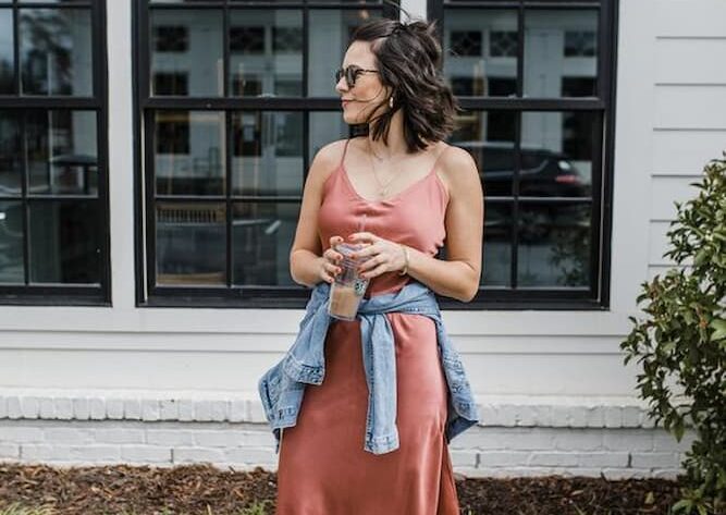 looks com vestido basico e tenis branco