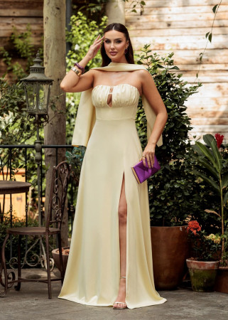 vestido de festa com fenda bege