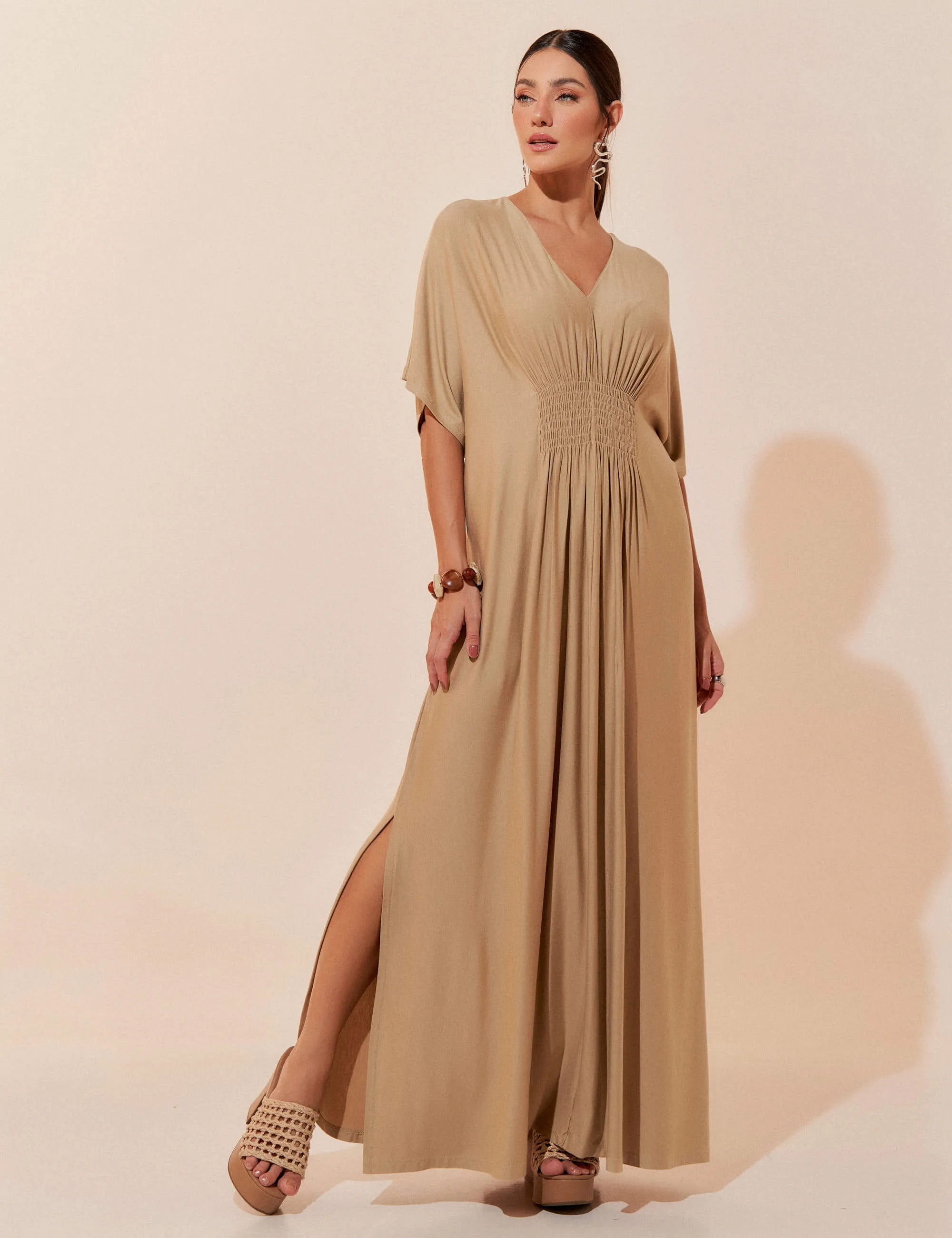 vestido bege midi justo