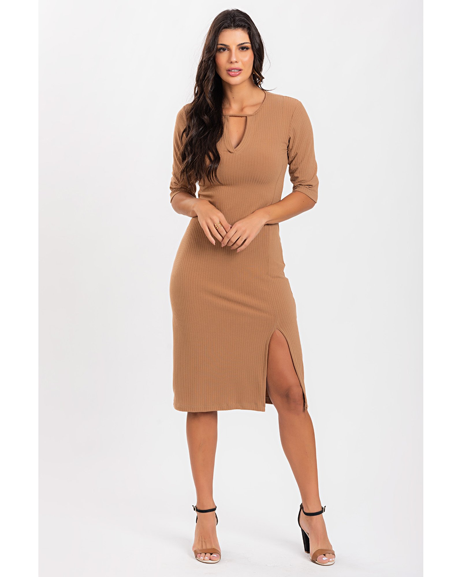 vestido bege midi com tênis
