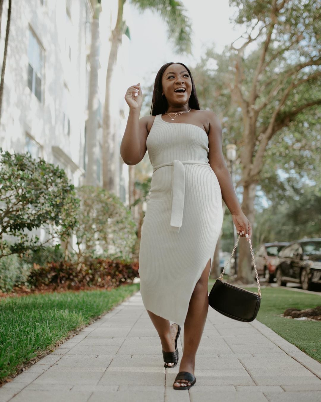 vestido canelado midi com tênis