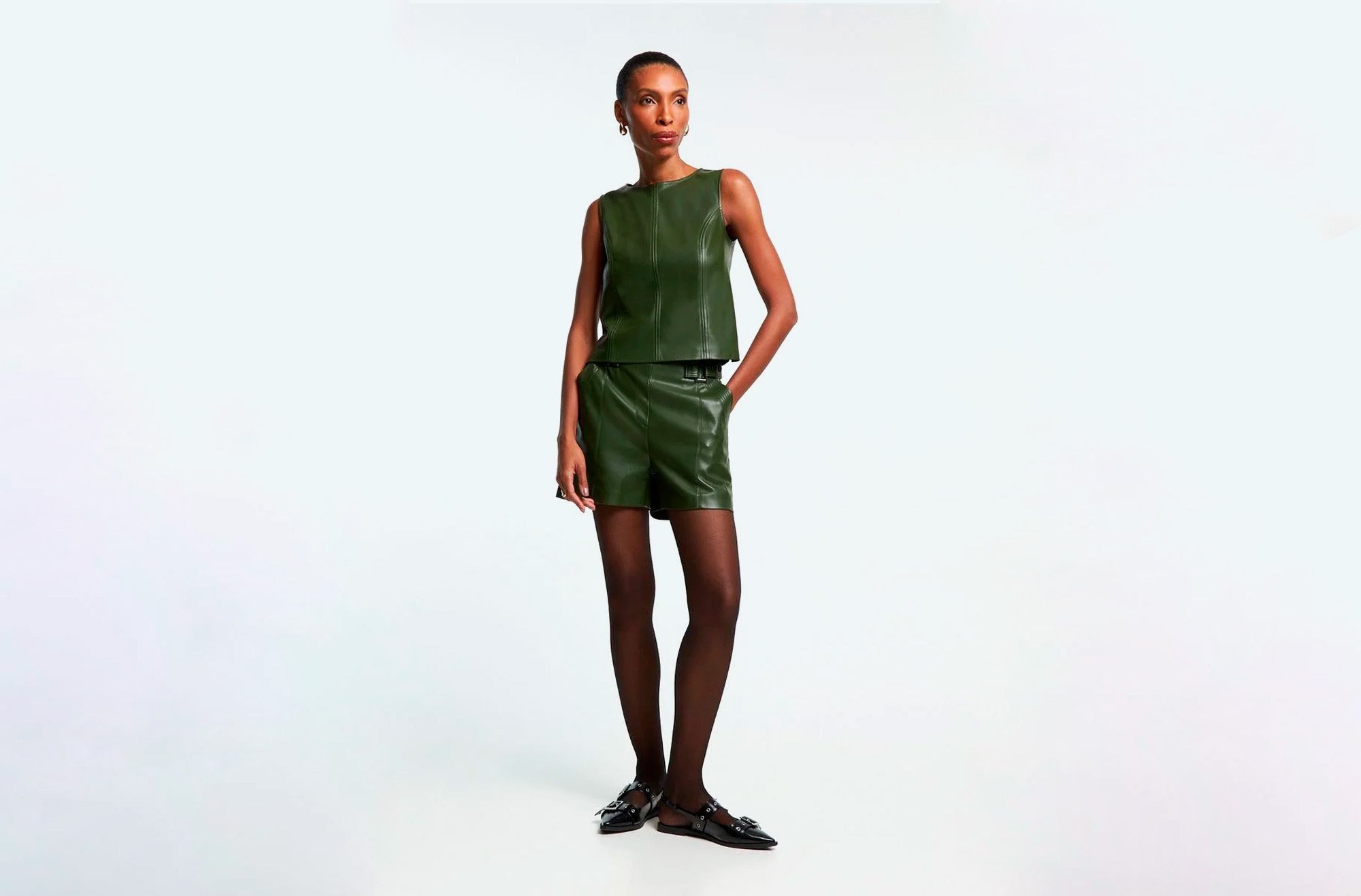 vestido com meia calça e salto alto