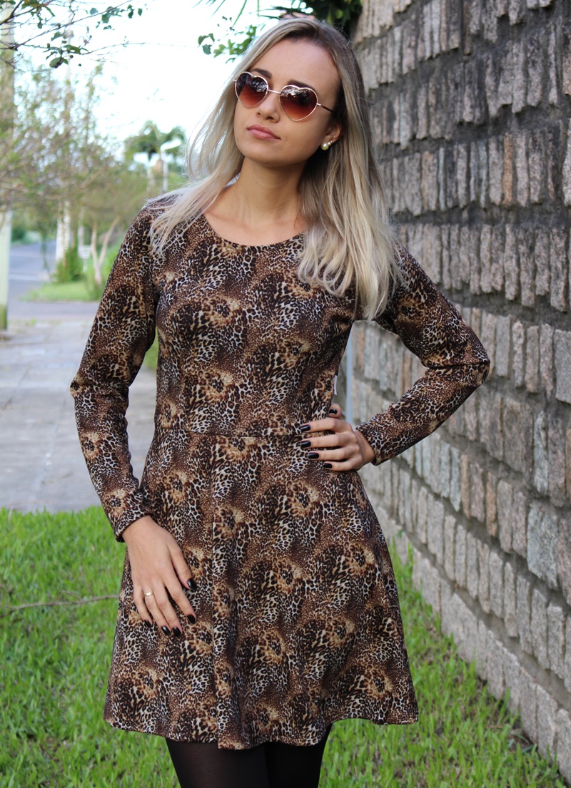 vestido com meia calça e tênis