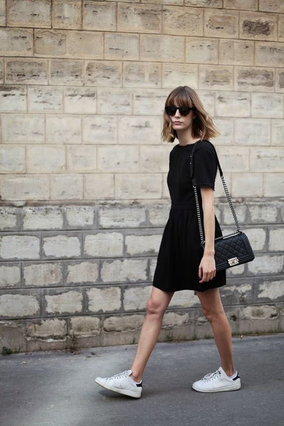 vestido midi com tênis