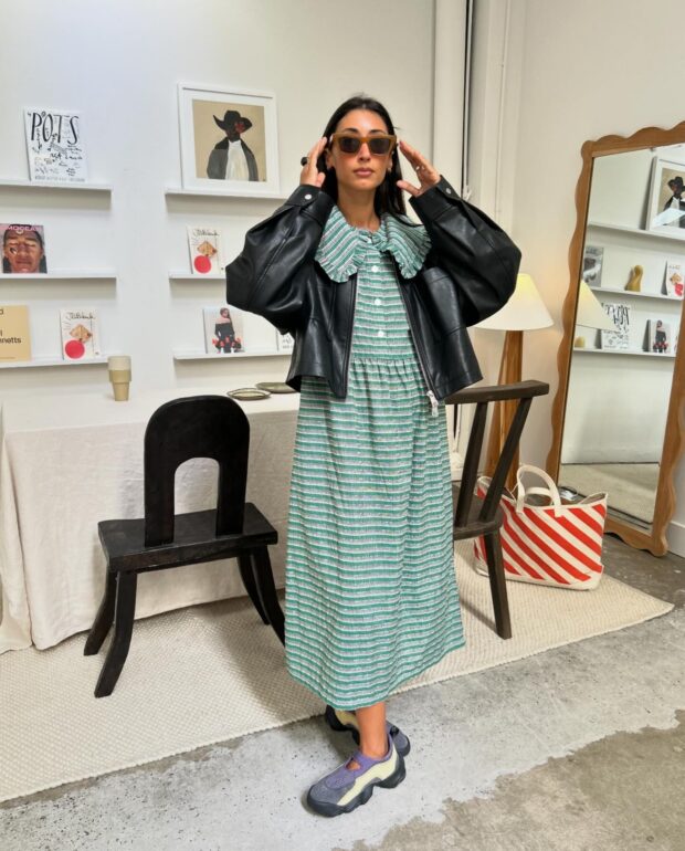vestido com tênis casual