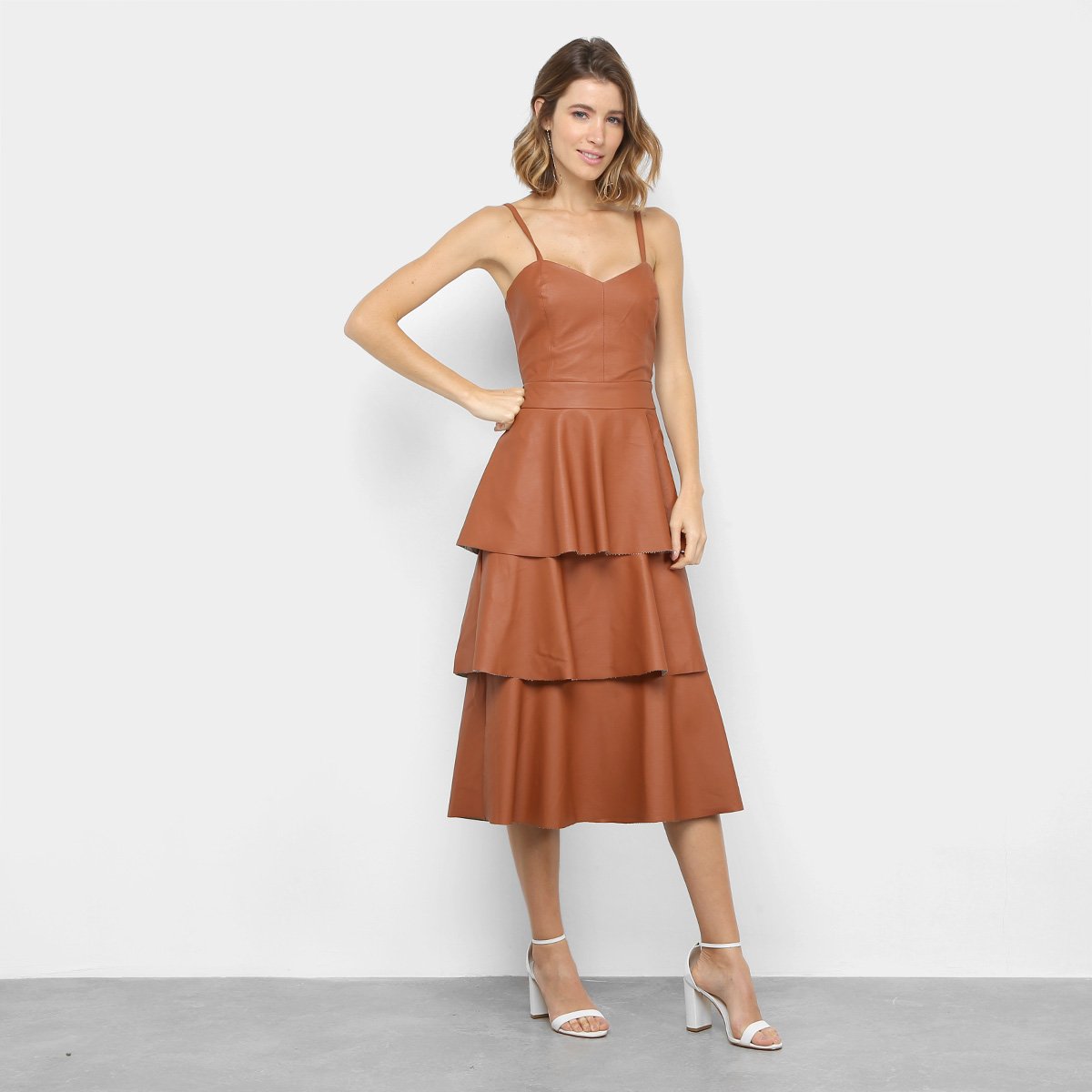 60 looks com vestido de couro marrom para arrasar em 2026