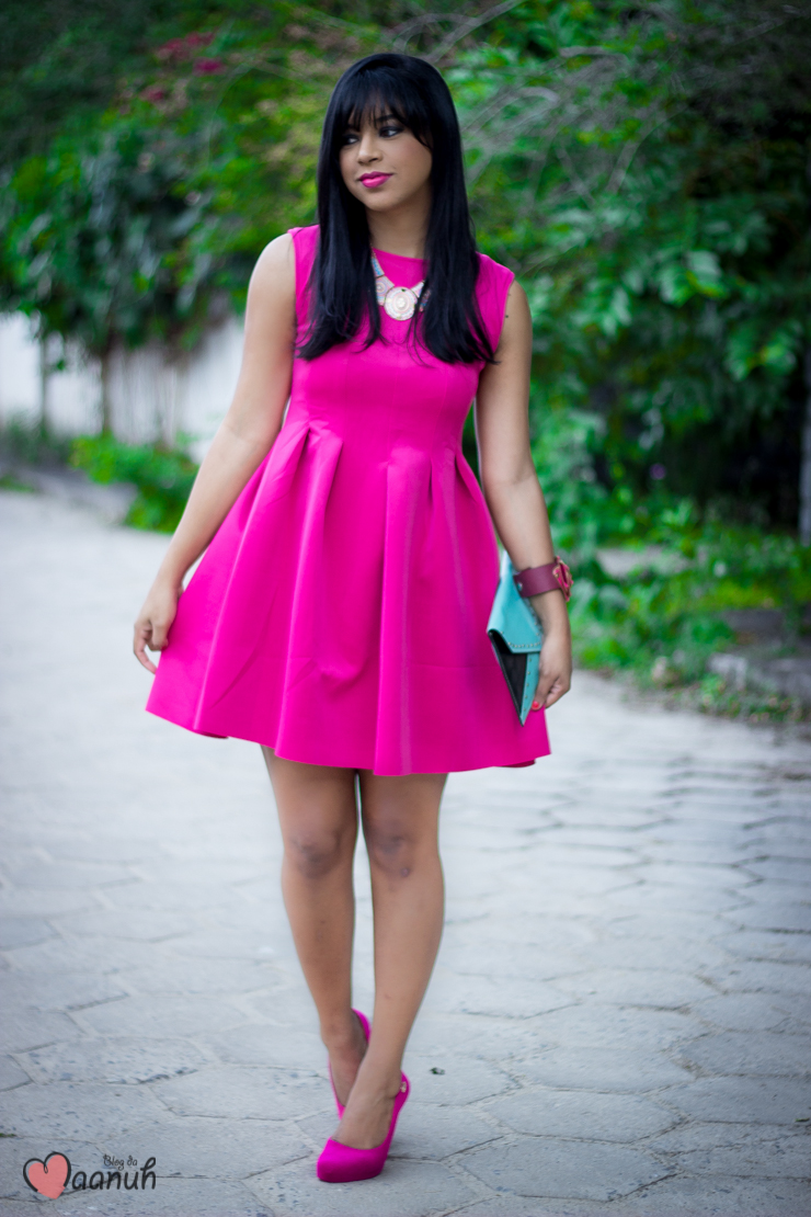 vestido rosa com acessórios dourado