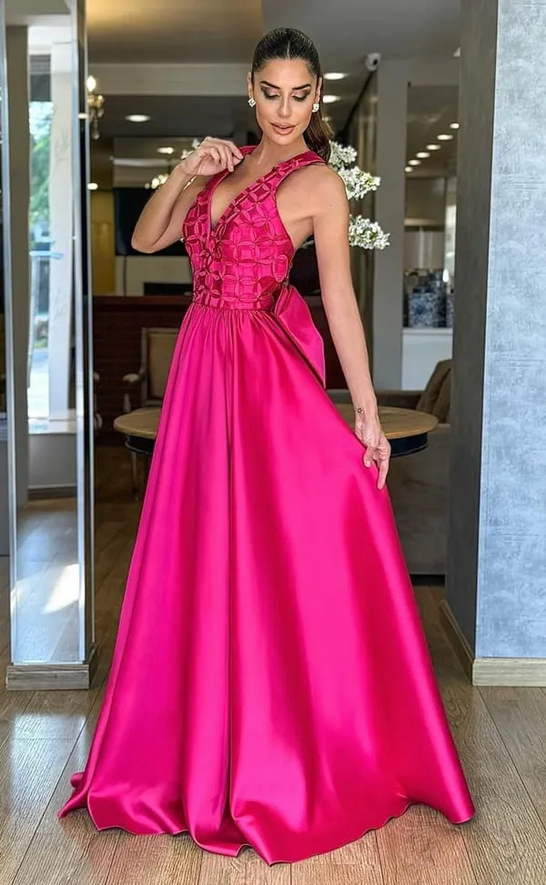 vestido rosa com decote borboleta