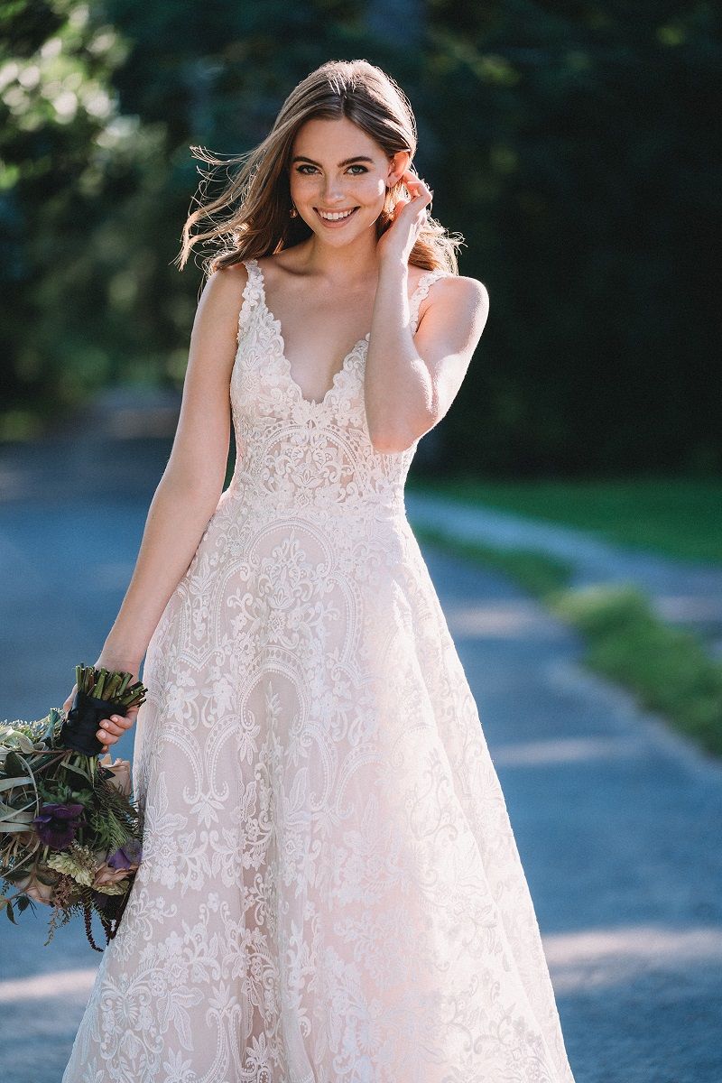 5 ideias de títulos:
1. O Guia Completo do Vestido de Noiva Evasê: Encontre o Seu Modelo Perfeito
2. Vestido de Noiva Evasê: Por Que Ele é o Queridinho das Noivas Atemporais?
3. Como o Vestido Evasê Valoriza Diferentes Tipos de Corpo?
4. Tecidos e Detalhes: A Versatilidade do Vestido de Noiva Corte A
5. Inspirações de Vestidos de Noiva Evasê para Casamentos Clássicos e Modernos