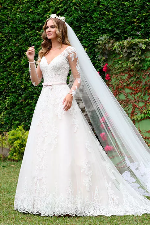 5 ideias de títulos:
1. O Guia Completo do Vestido de Noiva Evasê: Encontre o Seu Modelo Perfeito
2. Vestido de Noiva Evasê: Por Que Ele é o Queridinho das Noivas Atemporais?
3. Como o Vestido Evasê Valoriza Diferentes Tipos de Corpo?
4. Tecidos e Detalhes: A Versatilidade do Vestido de Noiva Corte A
5. Inspirações de Vestidos de Noiva Evasê para Casamentos Clássicos e Modernos