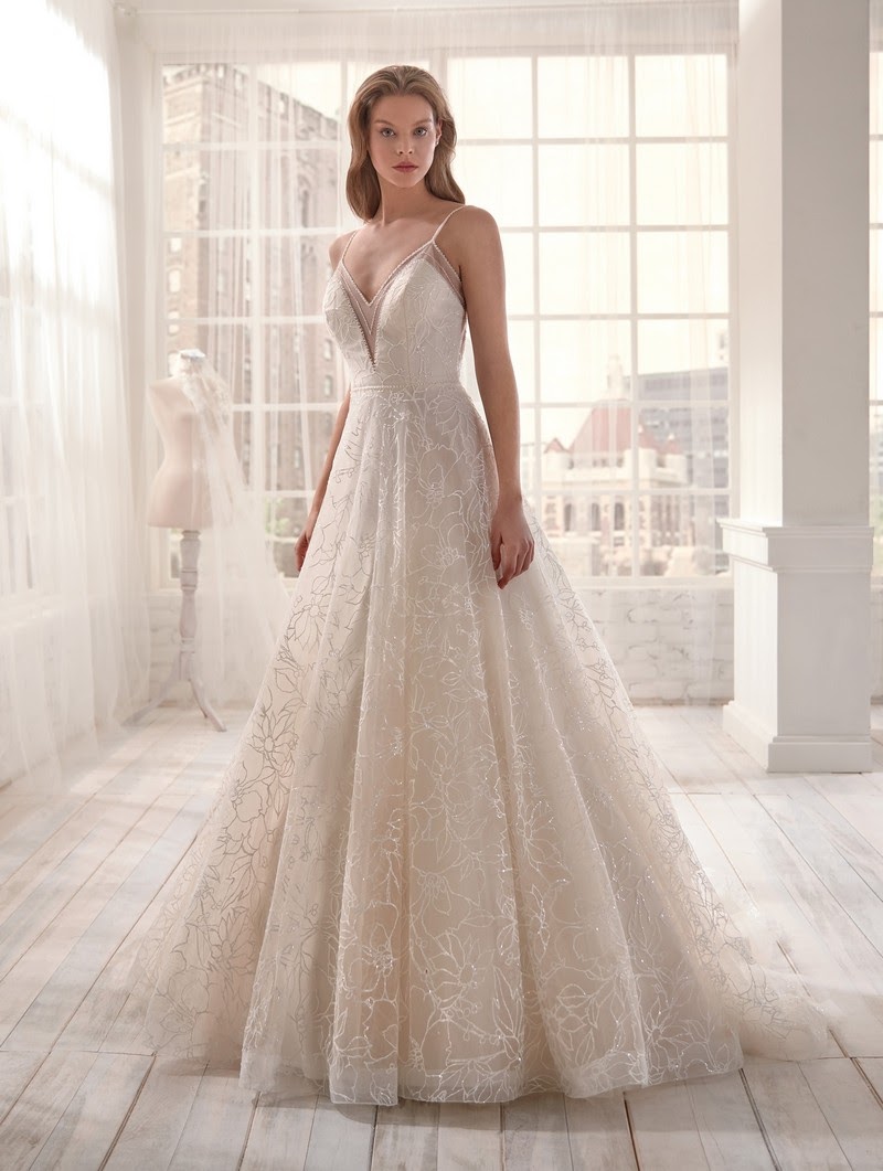 5 ideias de títulos:
1. O Guia Completo do Vestido de Noiva Evasê: Encontre o Seu Modelo Perfeito
2. Vestido de Noiva Evasê: Por Que Ele é o Queridinho das Noivas Atemporais?
3. Como o Vestido Evasê Valoriza Diferentes Tipos de Corpo?
4. Tecidos e Detalhes: A Versatilidade do Vestido de Noiva Corte A
5. Inspirações de Vestidos de Noiva Evasê para Casamentos Clássicos e Modernos