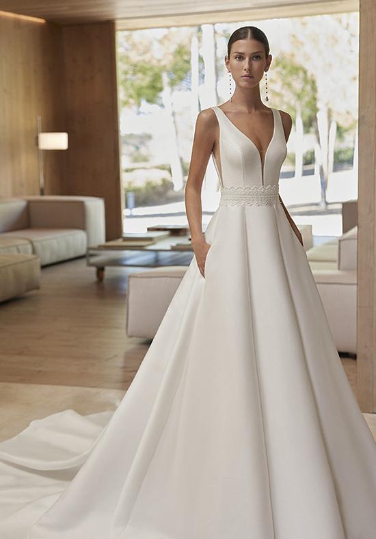 5 ideias de títulos:
1. O Guia Completo do Vestido de Noiva Evasê: Encontre o Seu Modelo Perfeito
2. Vestido de Noiva Evasê: Por Que Ele é o Queridinho das Noivas Atemporais?
3. Como o Vestido Evasê Valoriza Diferentes Tipos de Corpo?
4. Tecidos e Detalhes: A Versatilidade do Vestido de Noiva Corte A
5. Inspirações de Vestidos de Noiva Evasê para Casamentos Clássicos e Modernos