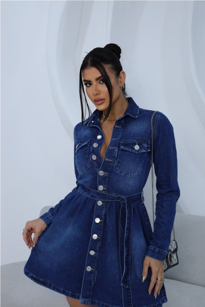 vestido jeans curto com jaqueta de couro
