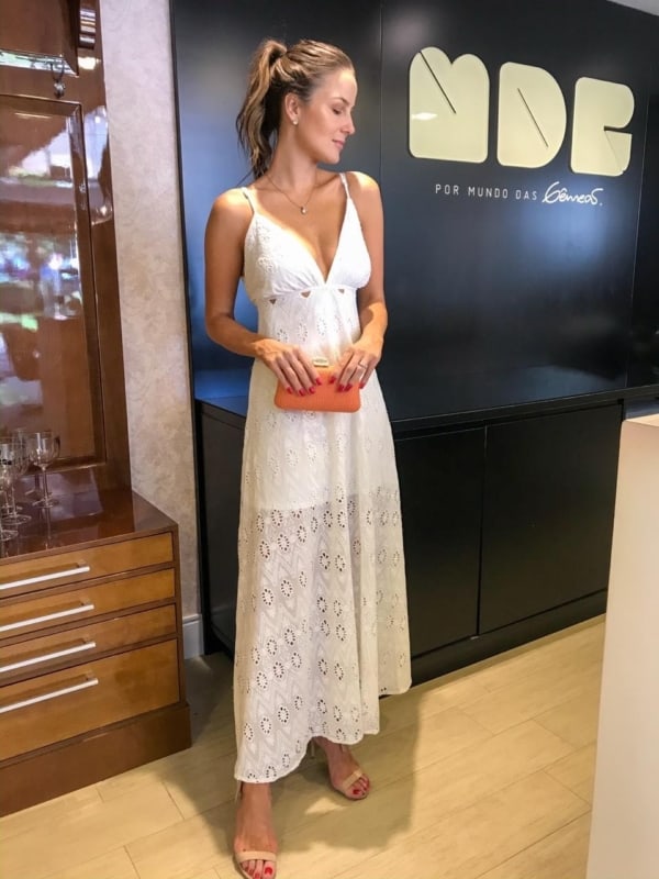 vestido off white longo com bordado