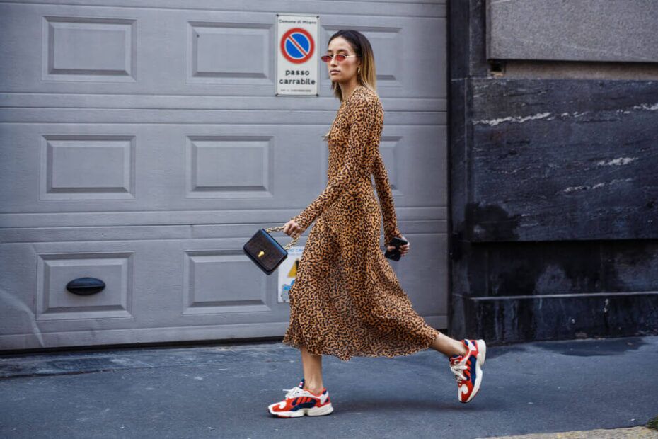 vestido com tênis para viagem