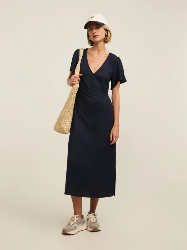 vestido com tênis de festa (estilo ousado)
