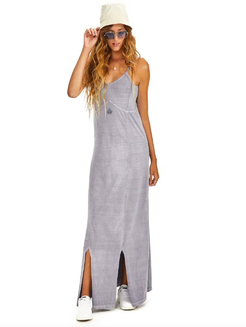 vestido com tênis de verão