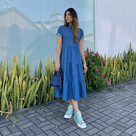 vestido com tênis esportivo