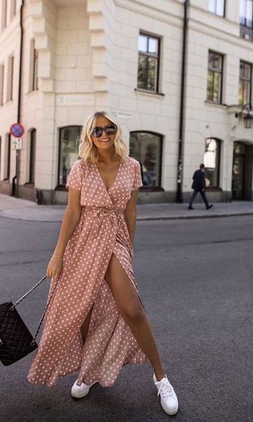 vestido com tênis de corrida