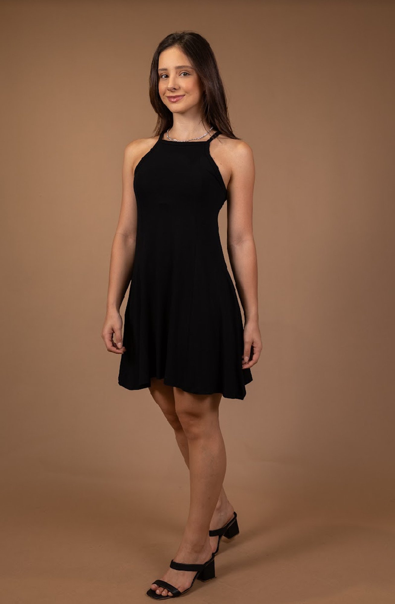 vestido preto acinturado