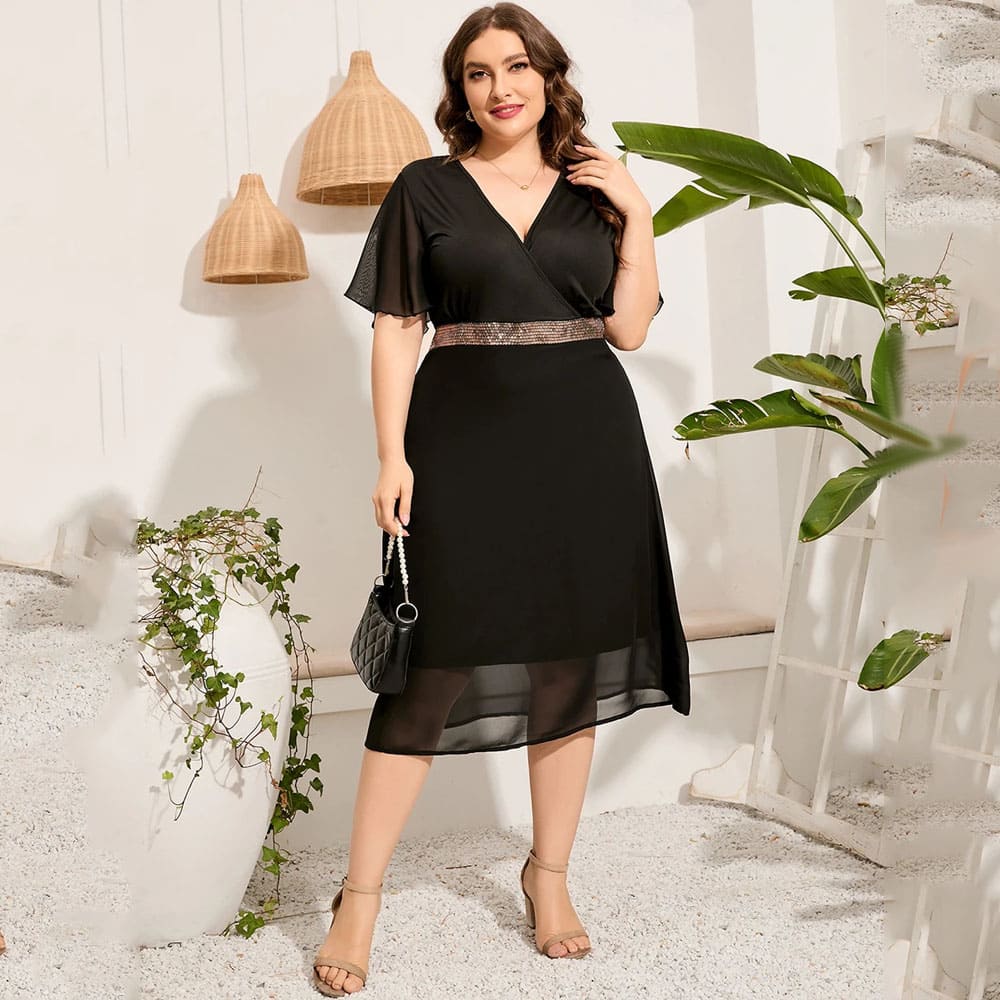 vestido preto plus size com jaqueta jeans