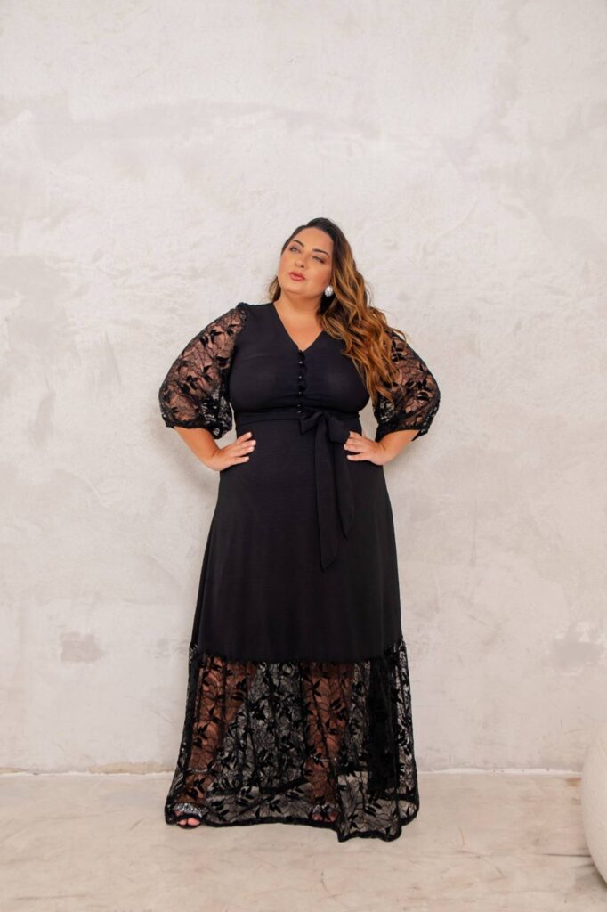 vestido preto plus size evasê