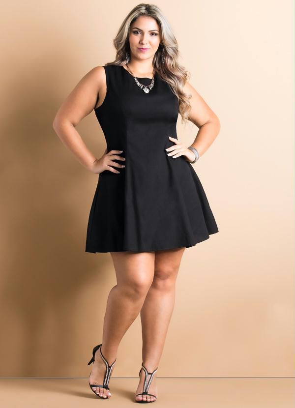 vestido preto plus size decote V