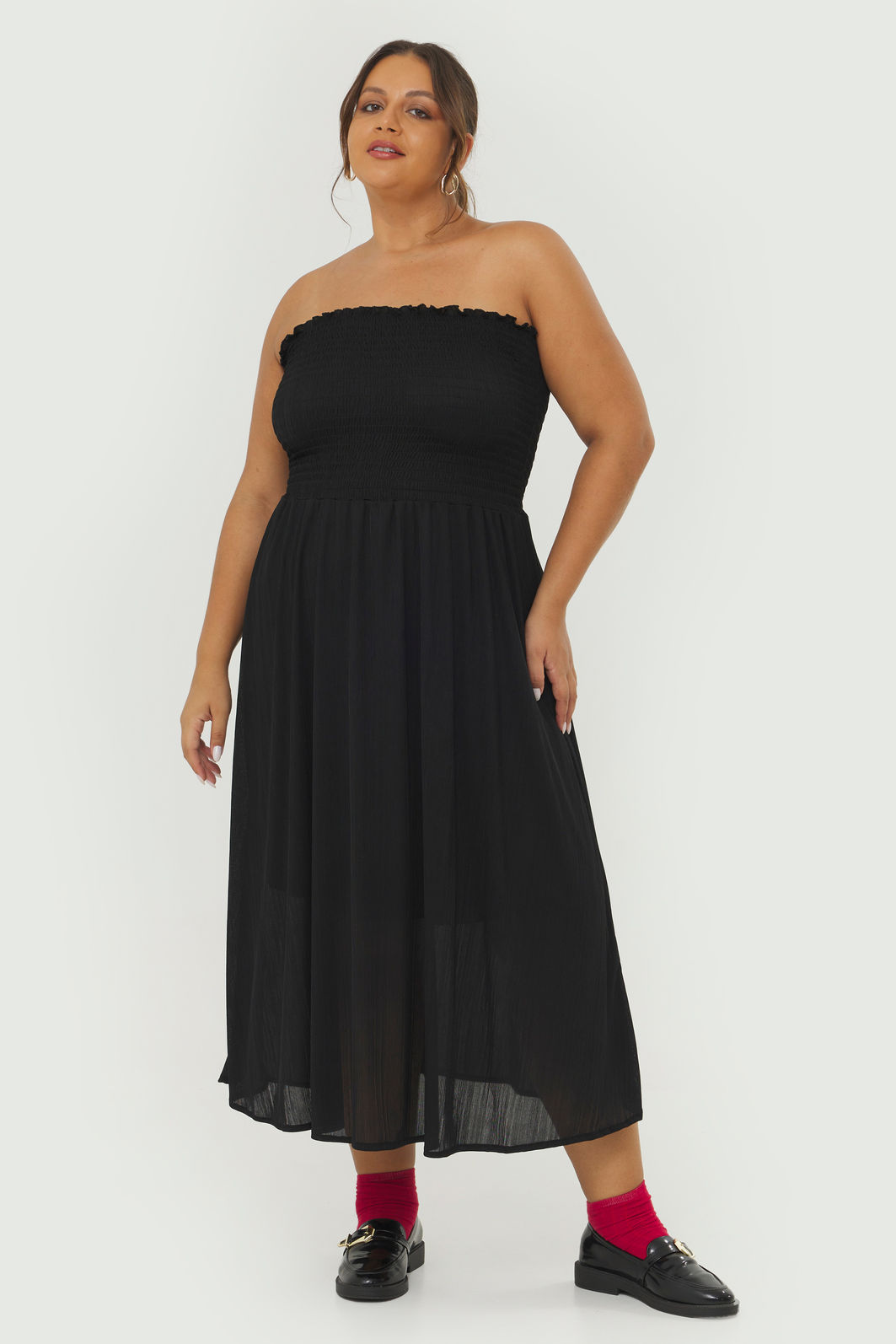 vestido preto plus size decote profundo