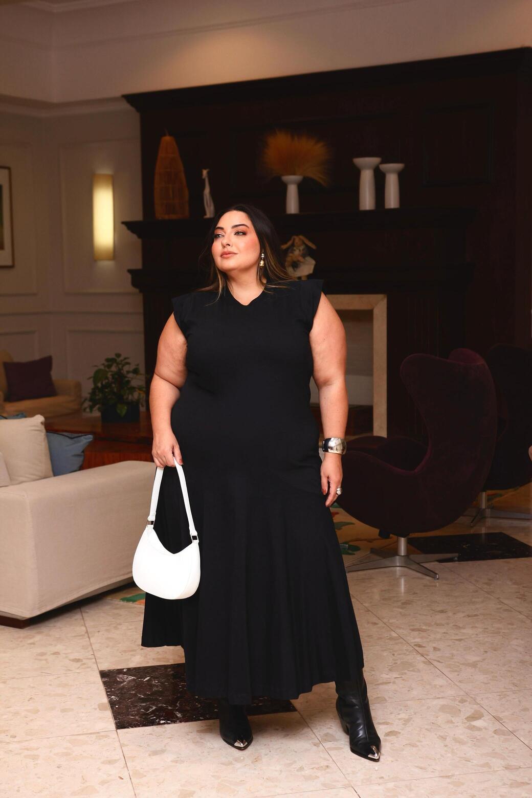 vestido preto plus size com cinto