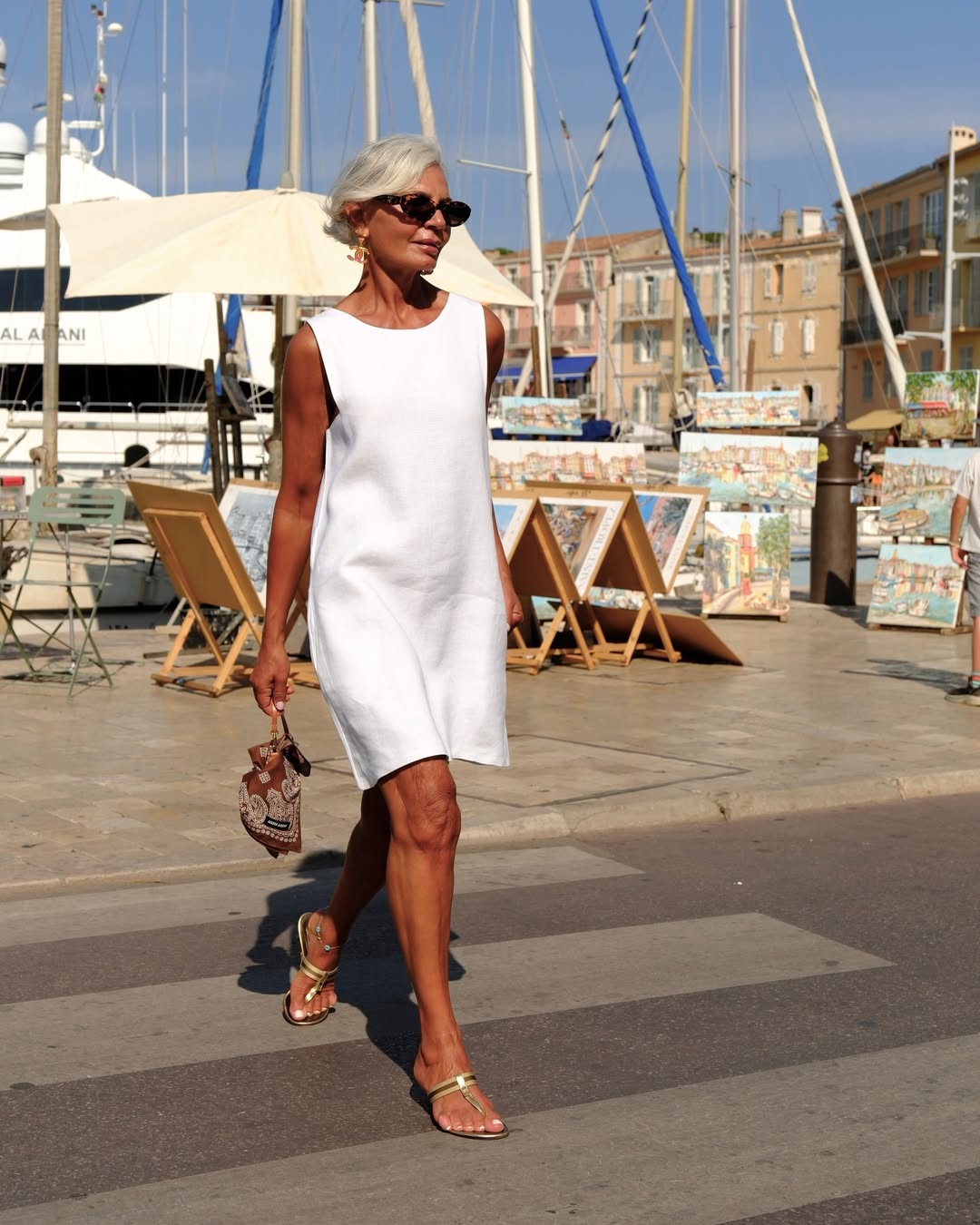vestido simples com tênis