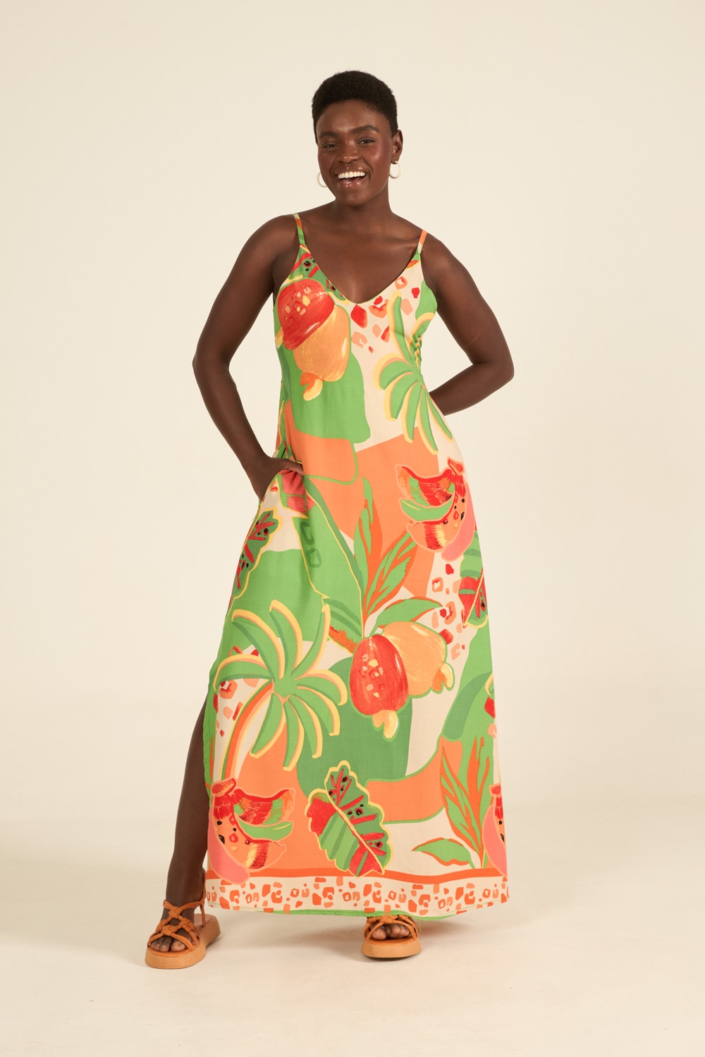 vestido tropical com fenda