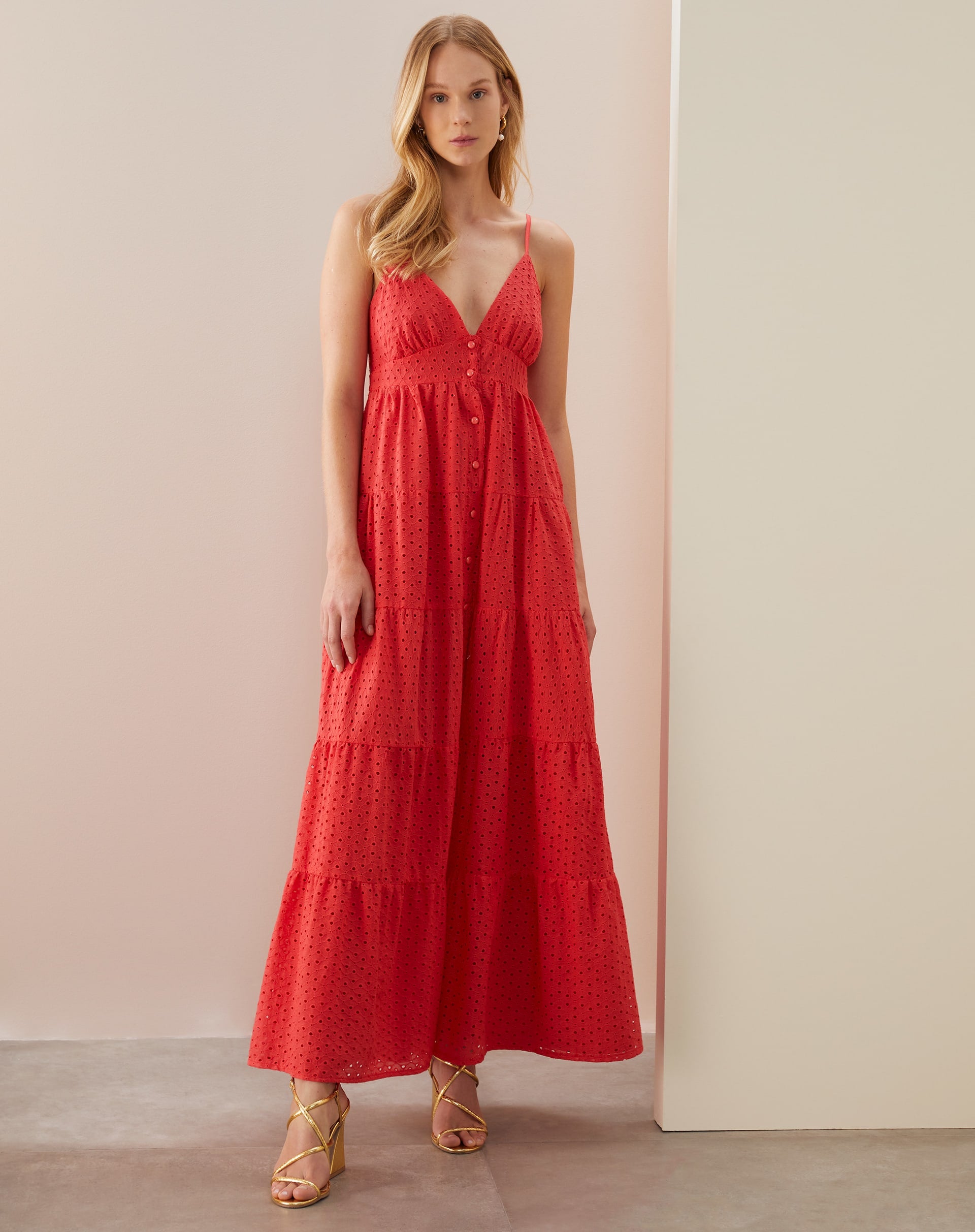 Inspirações para o Natal
4. A Psicologia das Cores no Natal: Por Que o Vermelho Reina?
5. Tendências de Vestidos Vermelhos para Brilhar nas Festas de Fim de Ano