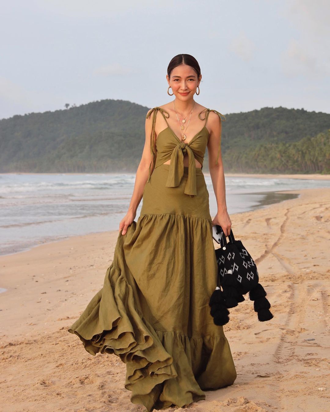 Looks elegantes para convidadas de casamento na praia: o que vestir em 2026