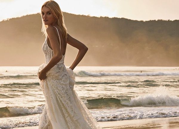 Como escolher o vestido de noiva boho chic perfeito para seu casamento na praia