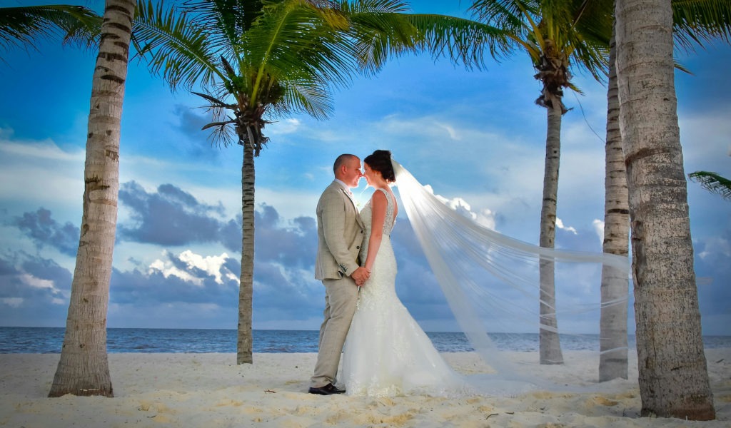 Looks elegantes para convidadas de casamento na praia: o que vestir em 2026