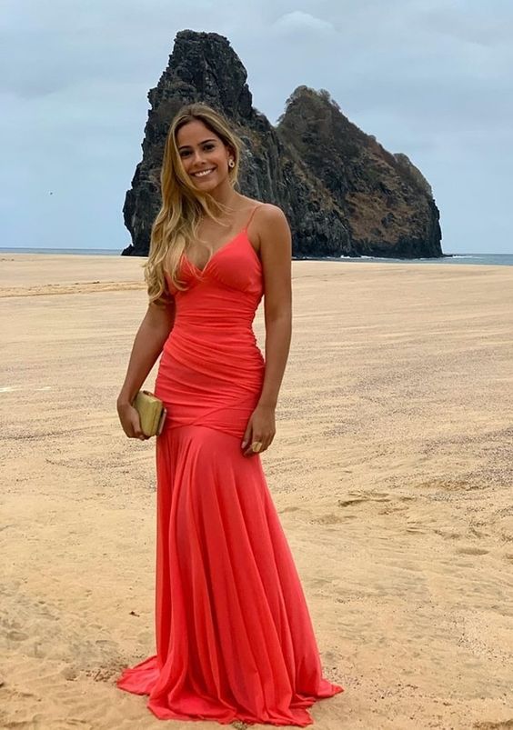 Decotes e silhuetas ideais para vestidos de noiva em casamentos praianos