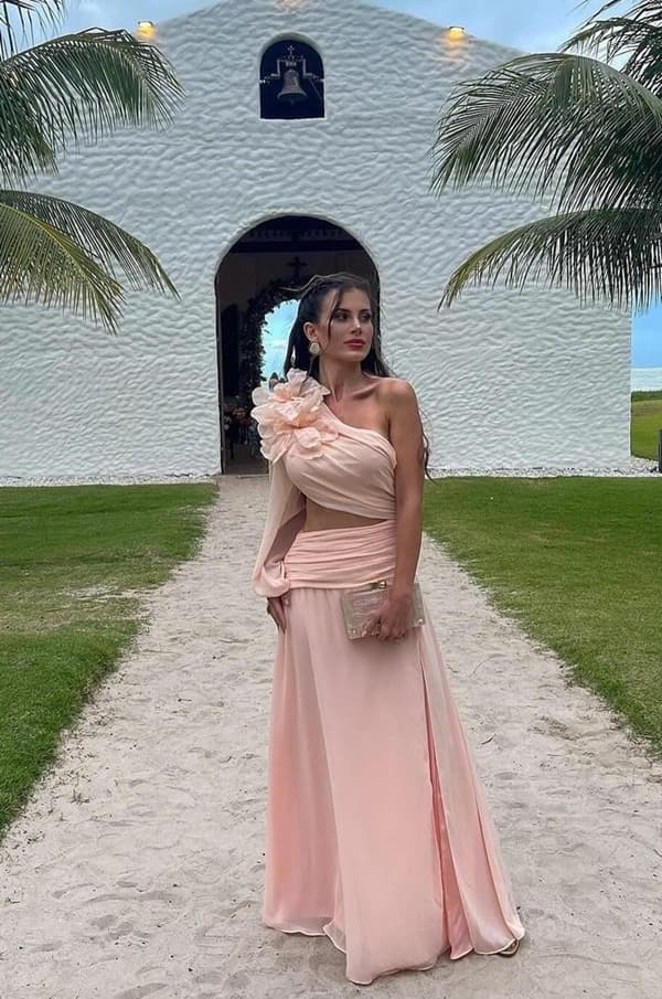Looks elegantes para convidadas de casamento na praia: o que vestir em 2026