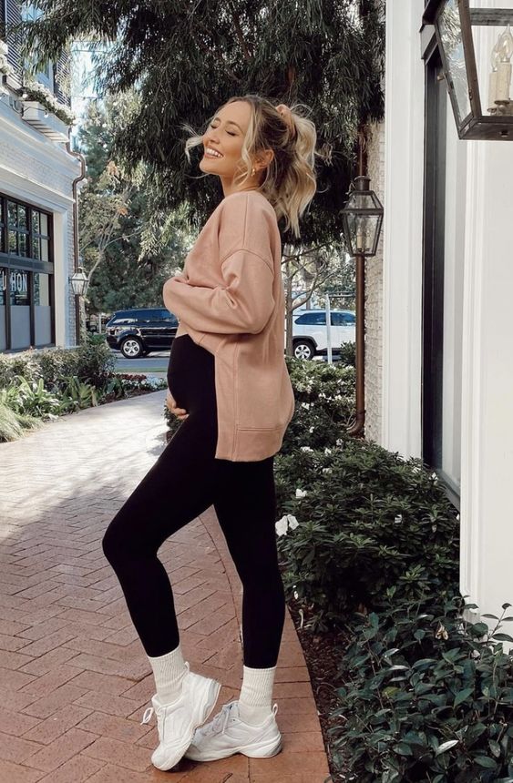 Cintura Império e Decote em V: O Segredo dos Vestidos para Grávidas Baixinhas