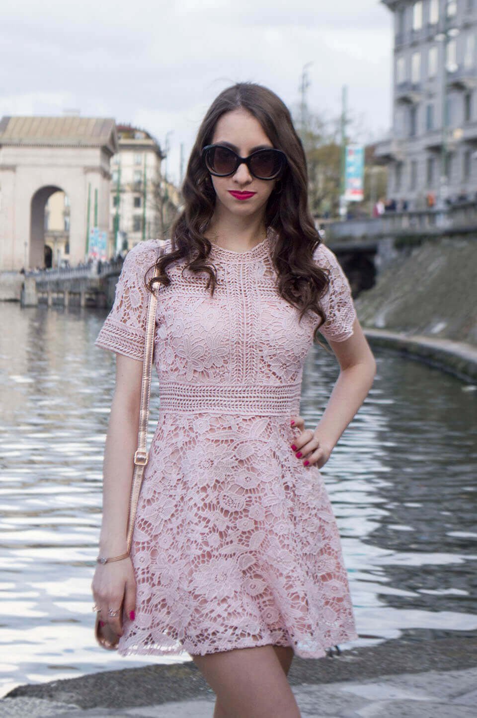 vestido rosa plissado