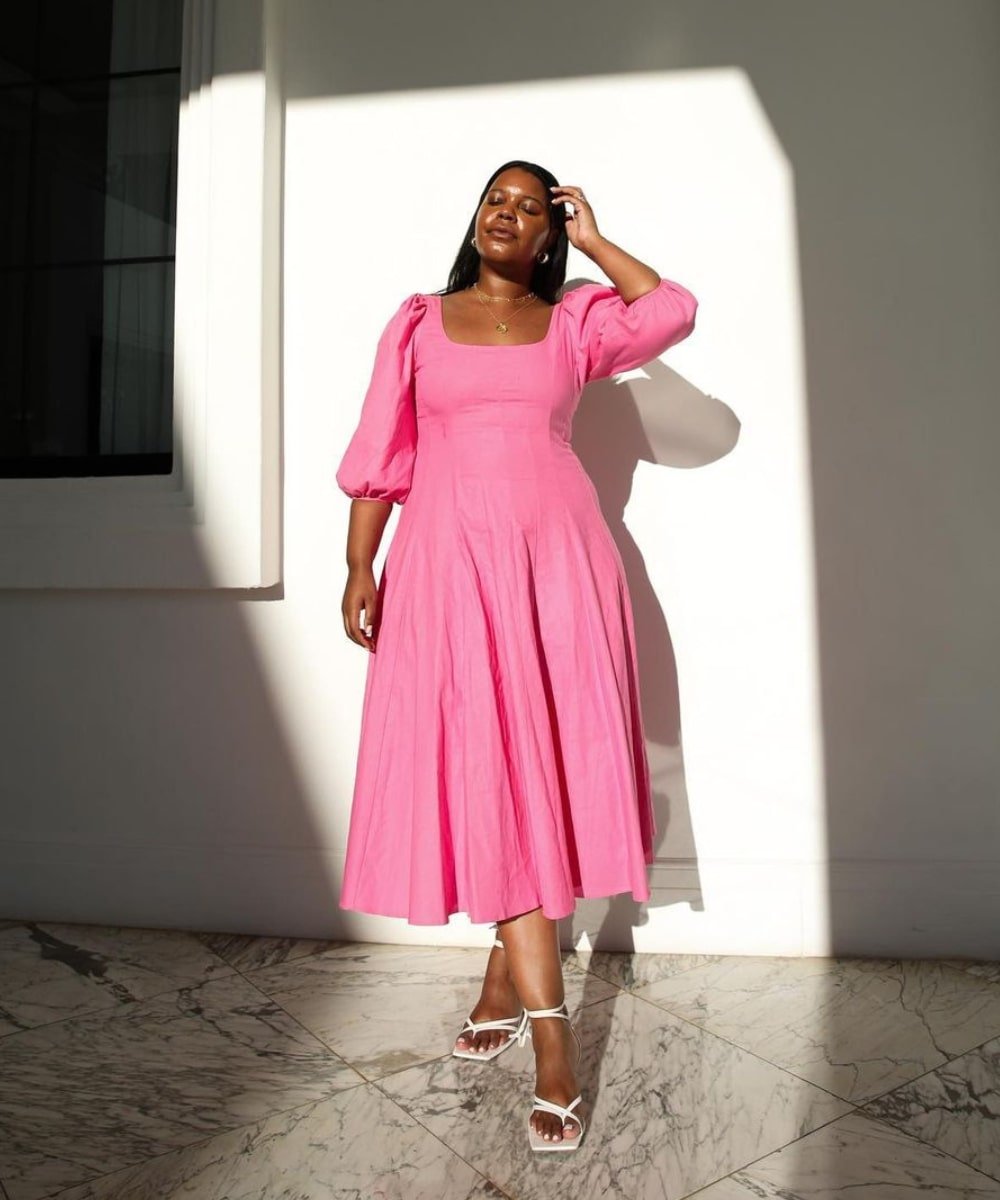 vestido rosa com tênis