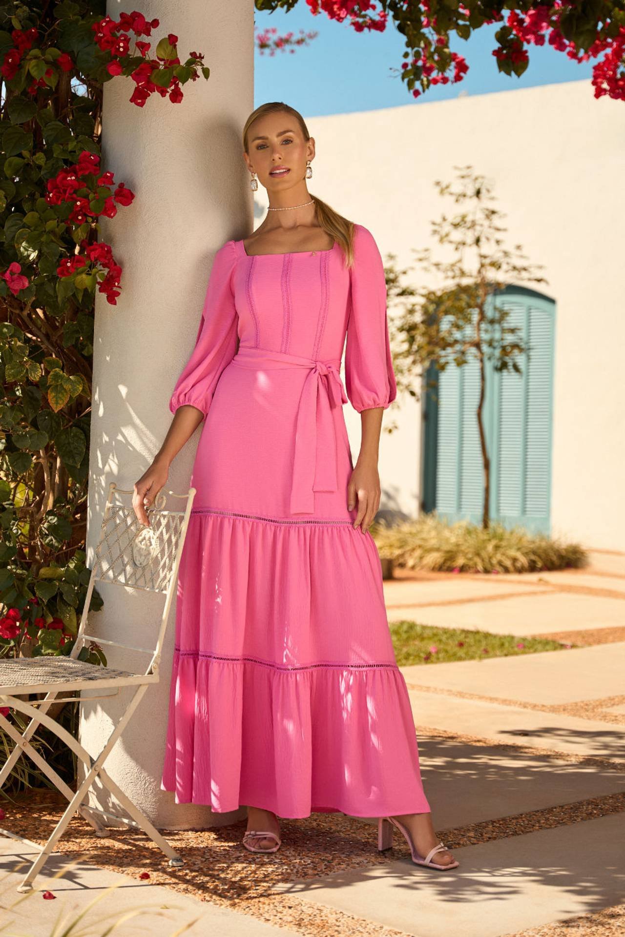 vestido rosa com sandália de tira