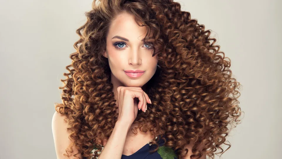 Como usar vinagre de maçã para neutralizar o verde do cabelo loiro