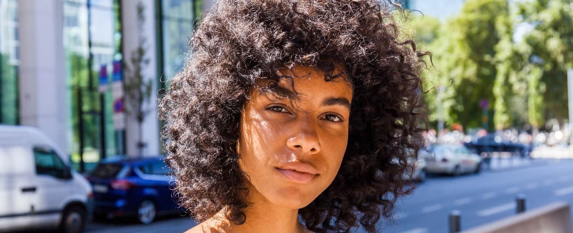 Como cuidar dos cachos à noite: o segredo da fronha de cetim