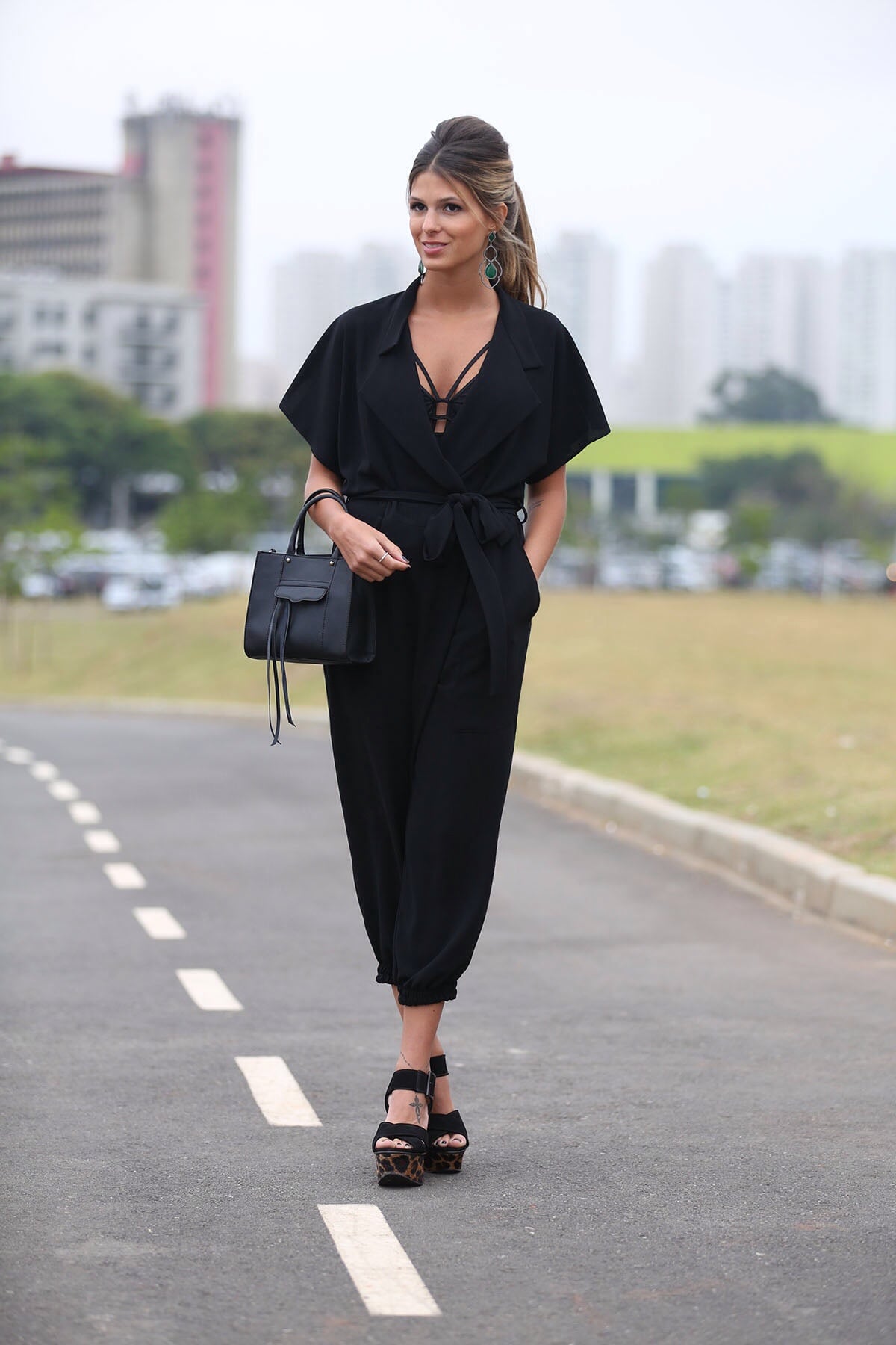 o que usar com macacão preto liso